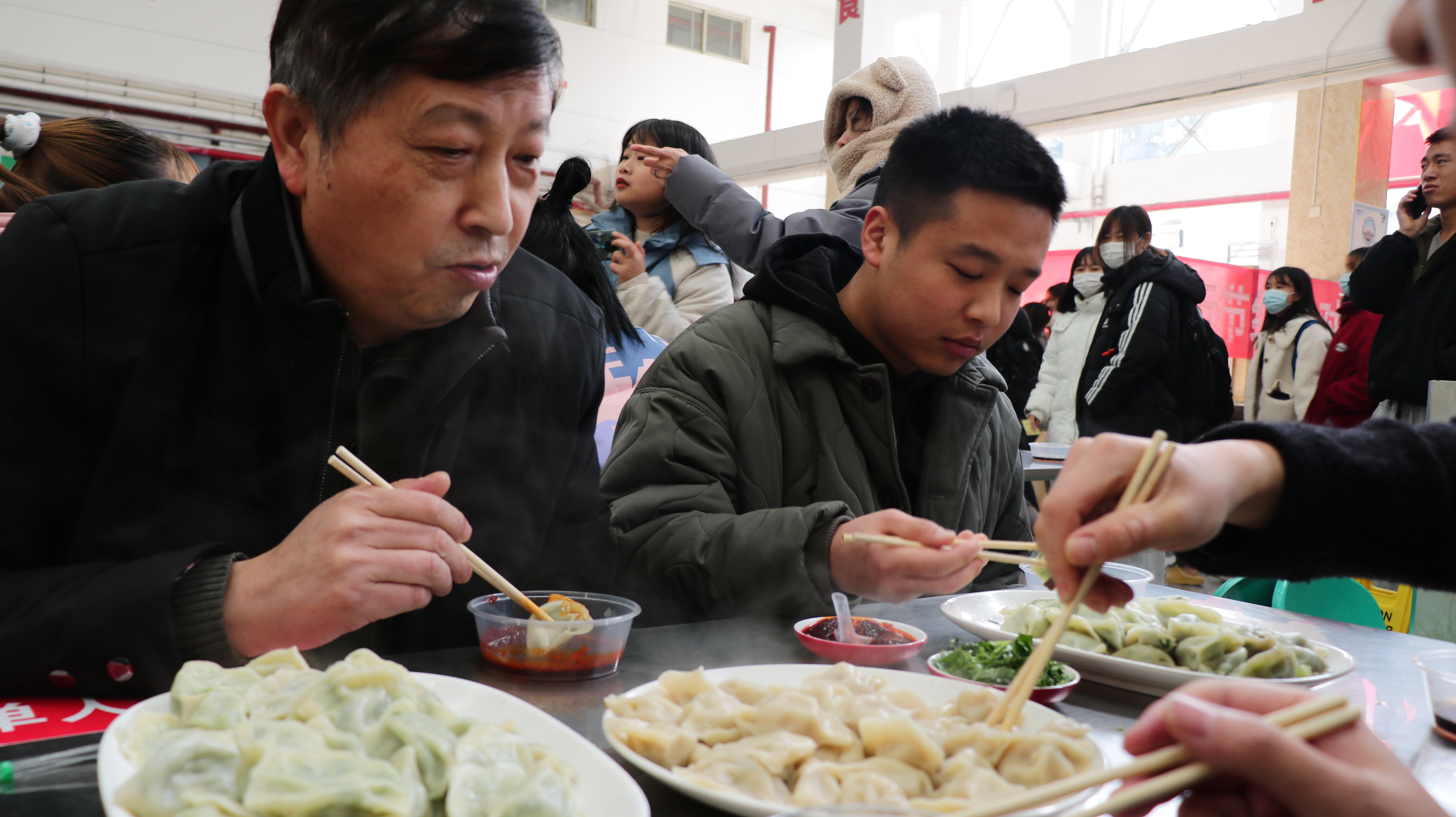 包科技饺 品爱农馅 话家国情—我校举办万名师生包饺子过冬至活动